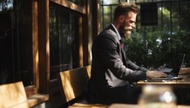 Online Bahis ve Finansal Çöküş Arasındaki Bağlantı